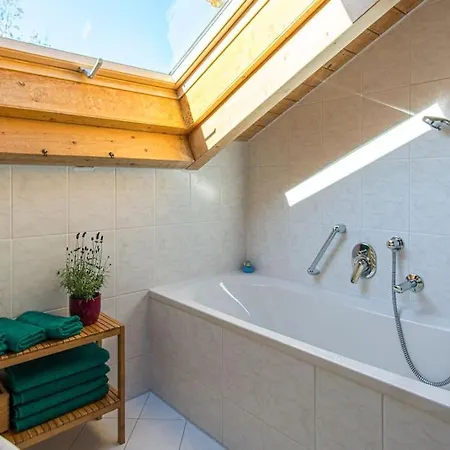 Luxury Living Near Weissensee +balcony +netflix Appartement